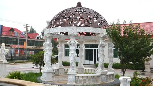 Grande scultura a colonna per gazebo in marmo bianco intagliato a mano per esterni