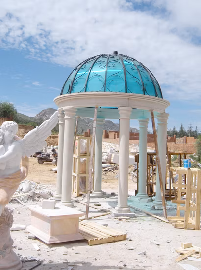 Gazebo in marmo bianco scolpito in pietra con tetto in metallo di grandi dimensioni per decorazioni da giardino per esterni personalizzate in fabbrica
