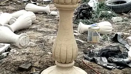 Colonna con piedistallo in marmo bianco scolpito